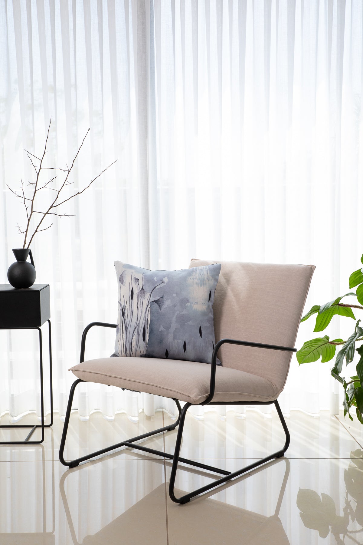 כרית מרובעת בגווני אבן אפורה