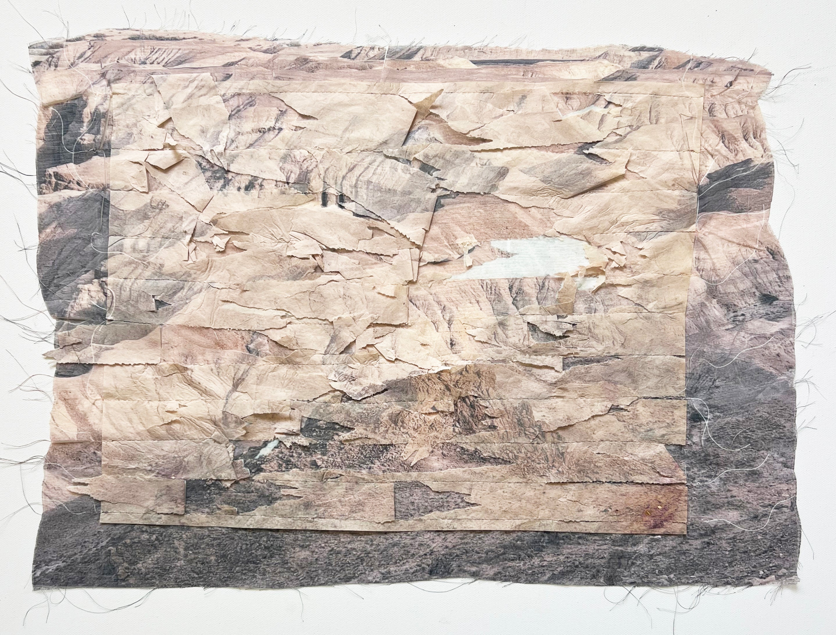 הכל צבוע מדבר_ יצירת טקסטיל ונייר