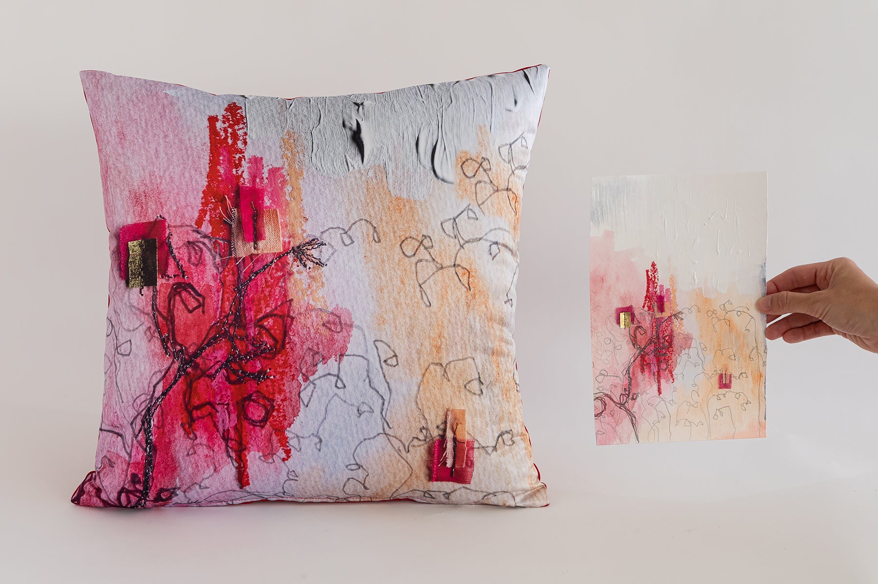 כרית עץ פוקסיה ורישום עפרון