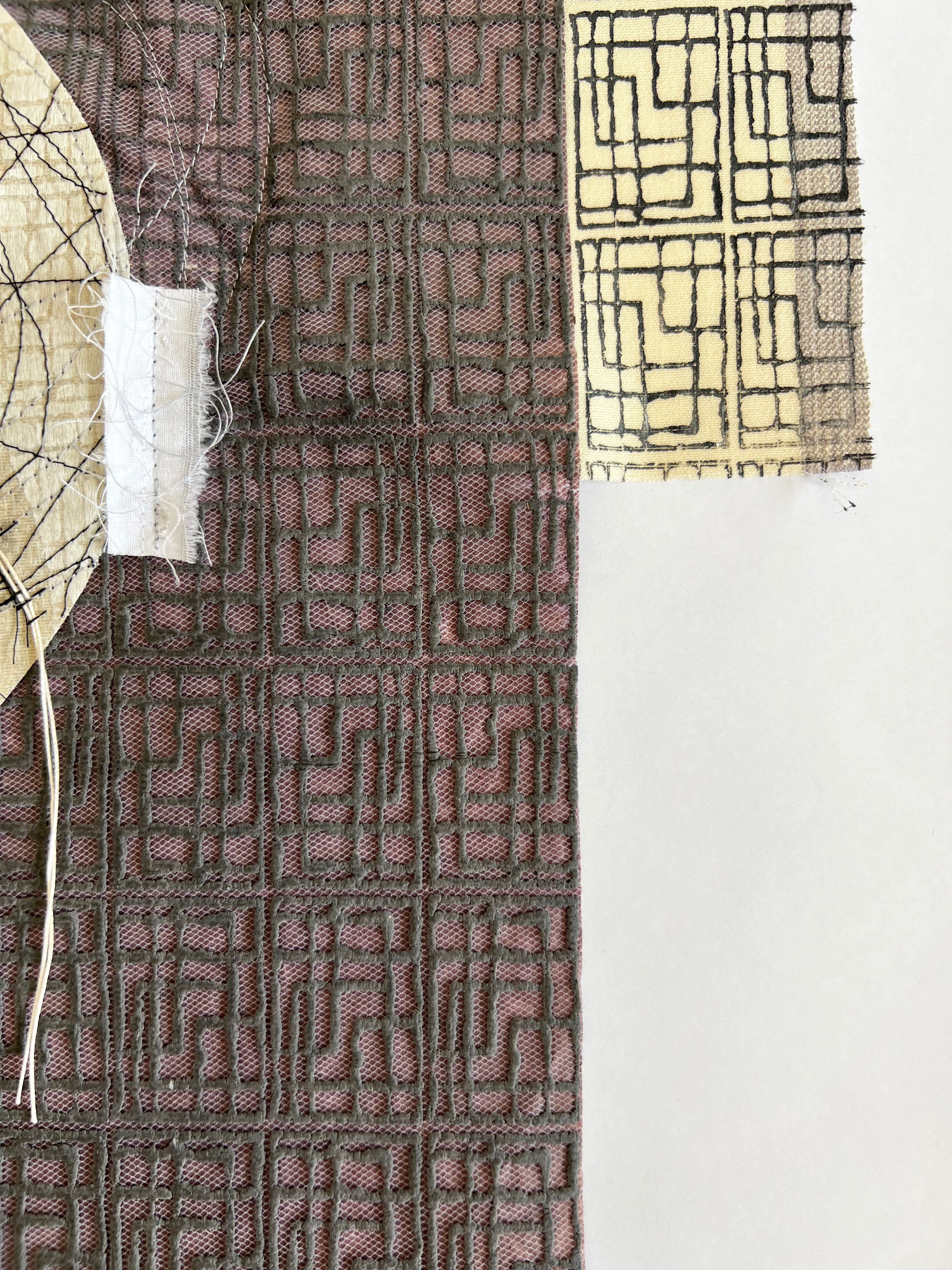 אמנות קולאז' עגול מופשט בשחור-לבן