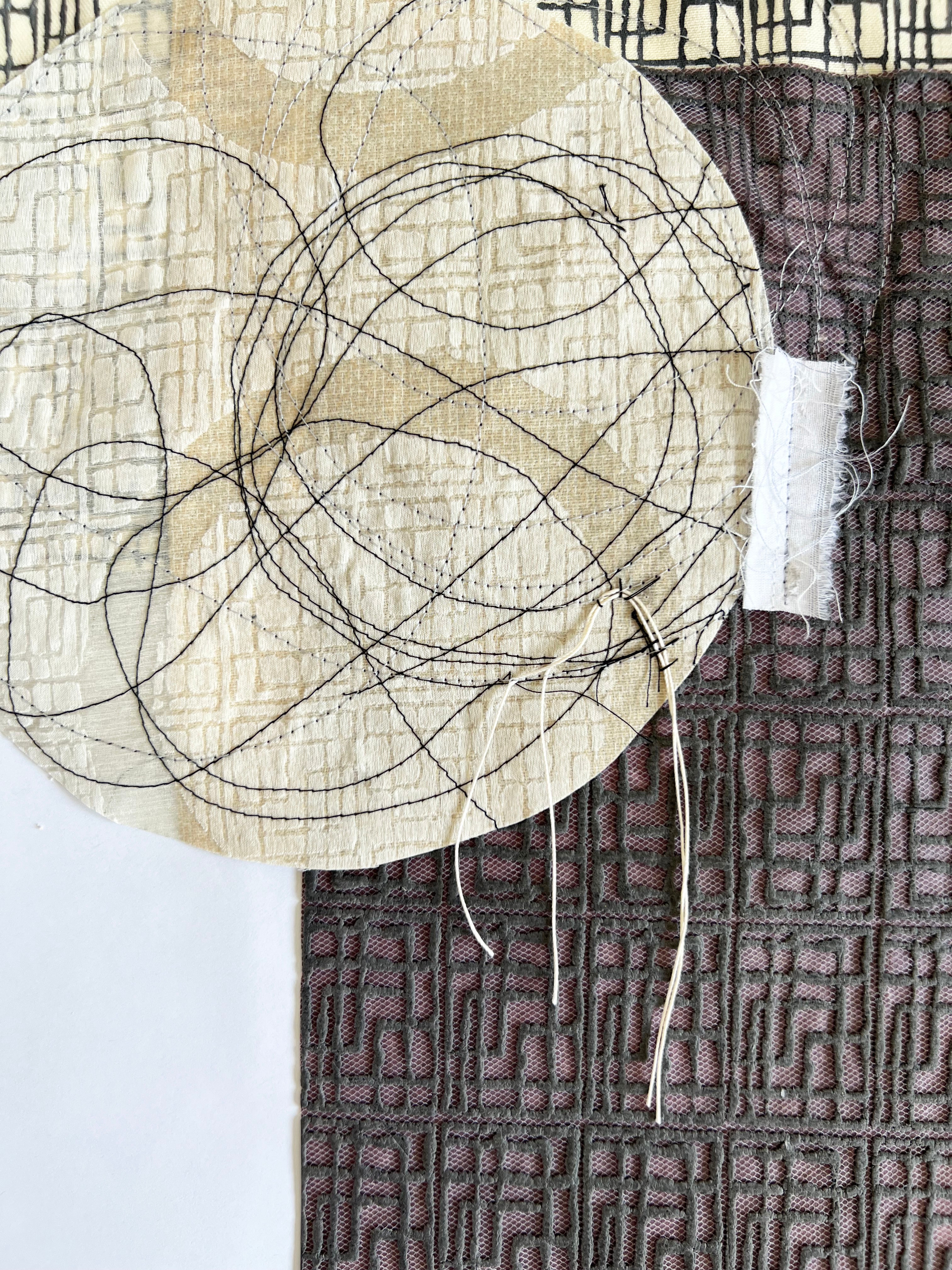 אמנות קולאז' עגול מופשט בשחור-לבן