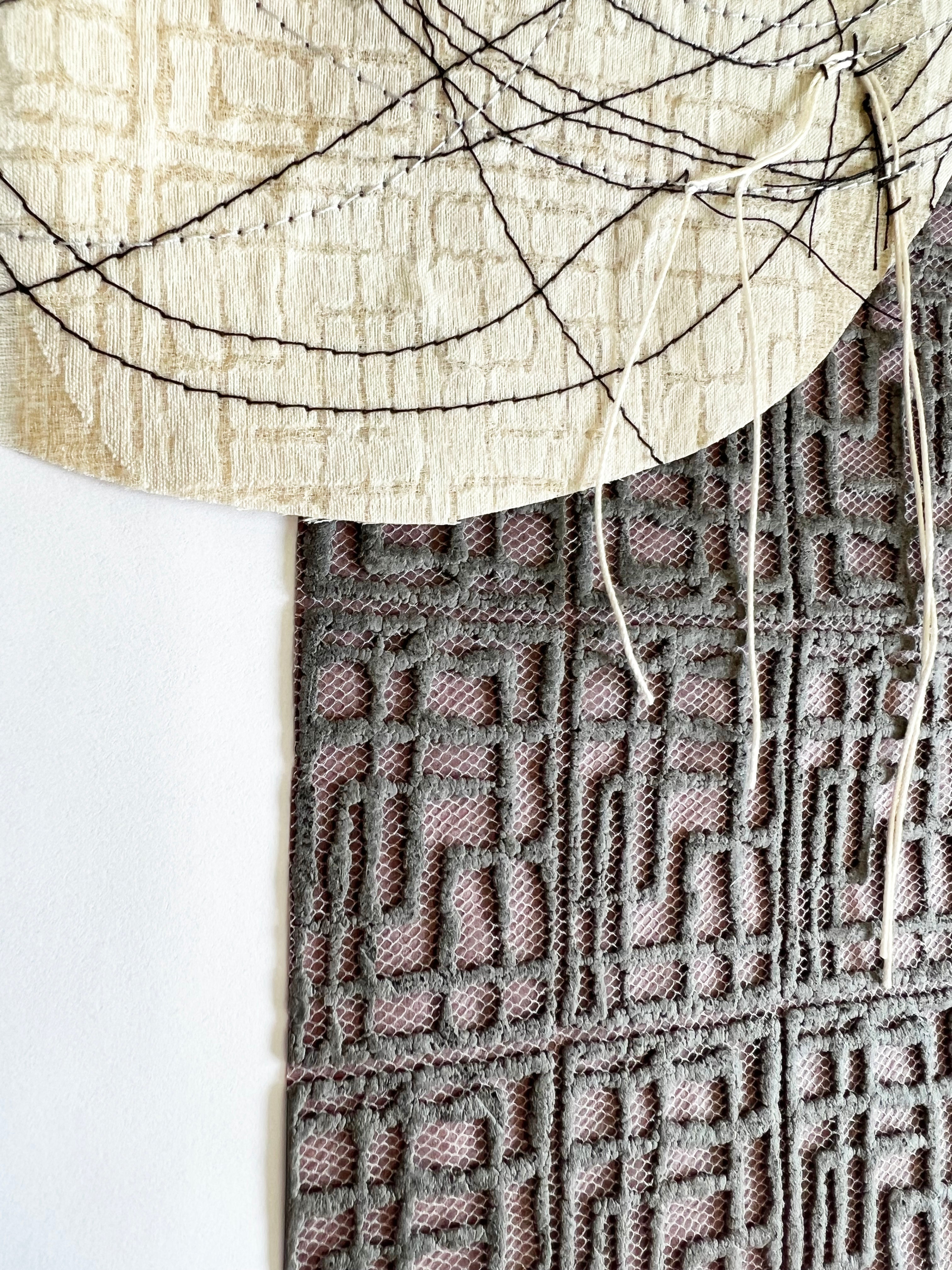 אמנות קולאז' עגול מופשט בשחור-לבן