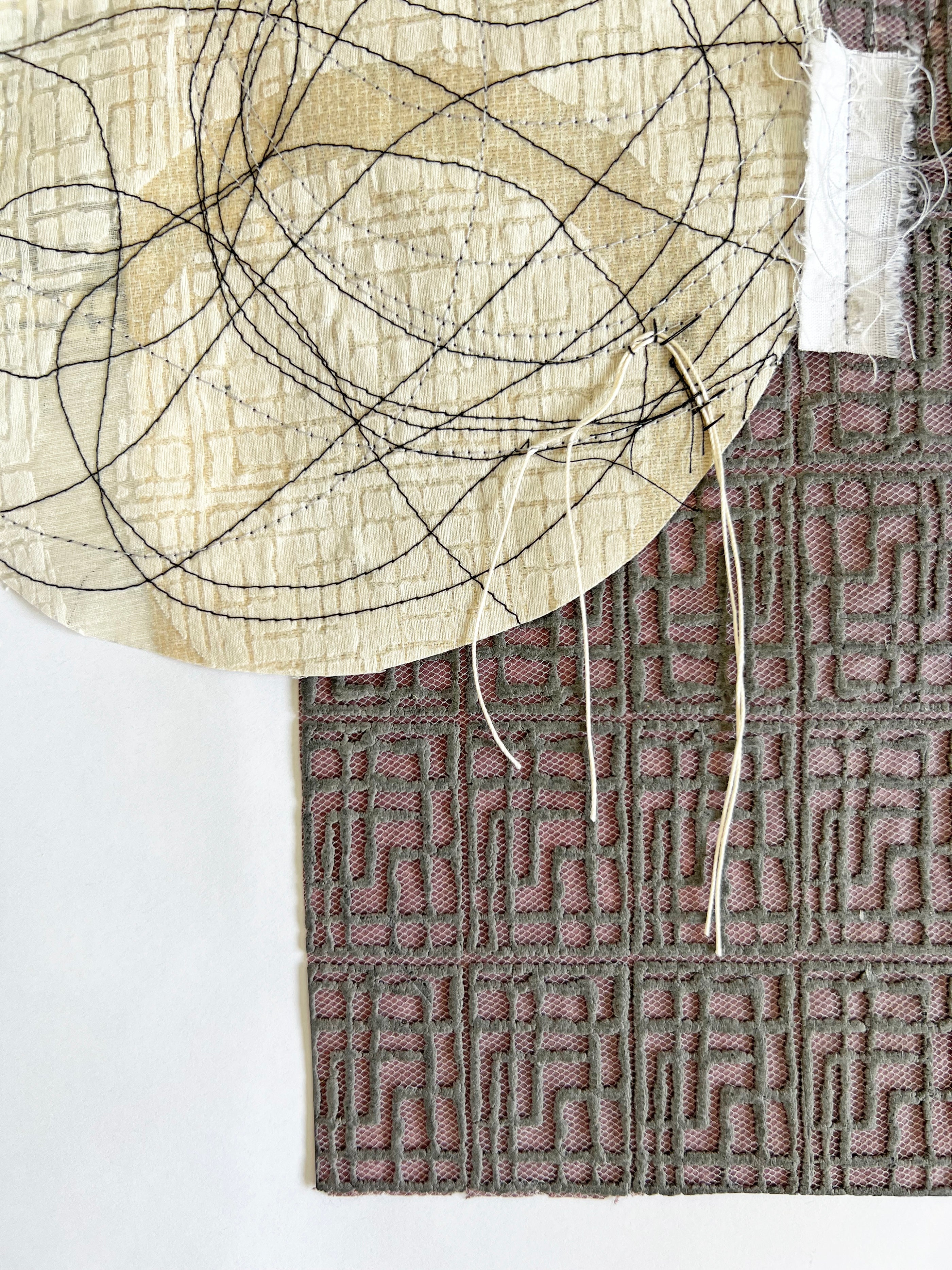 אמנות קולאז' עגול מופשט בשחור-לבן