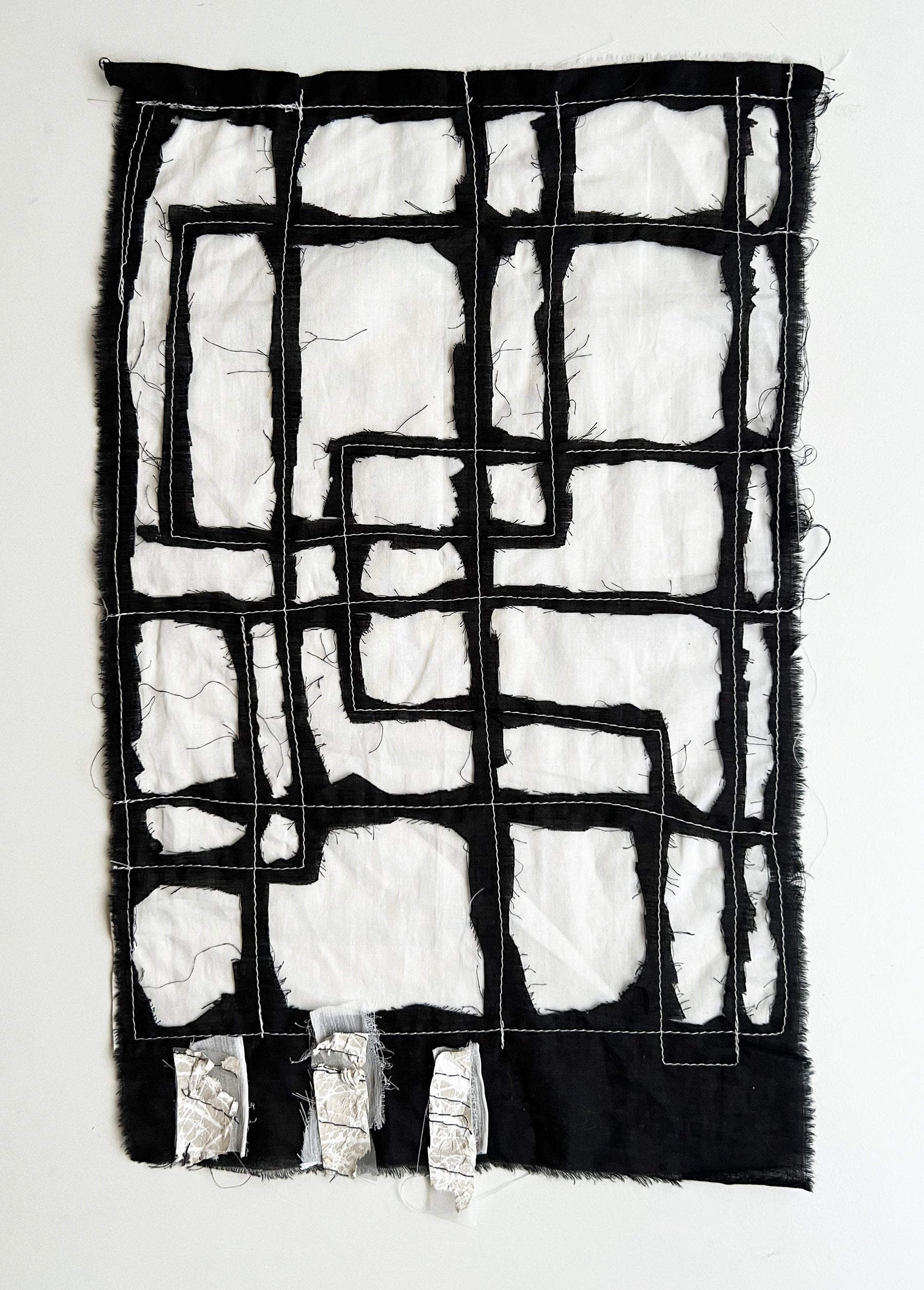 המבוך: אמנות טקסטיל בשחור ולבן