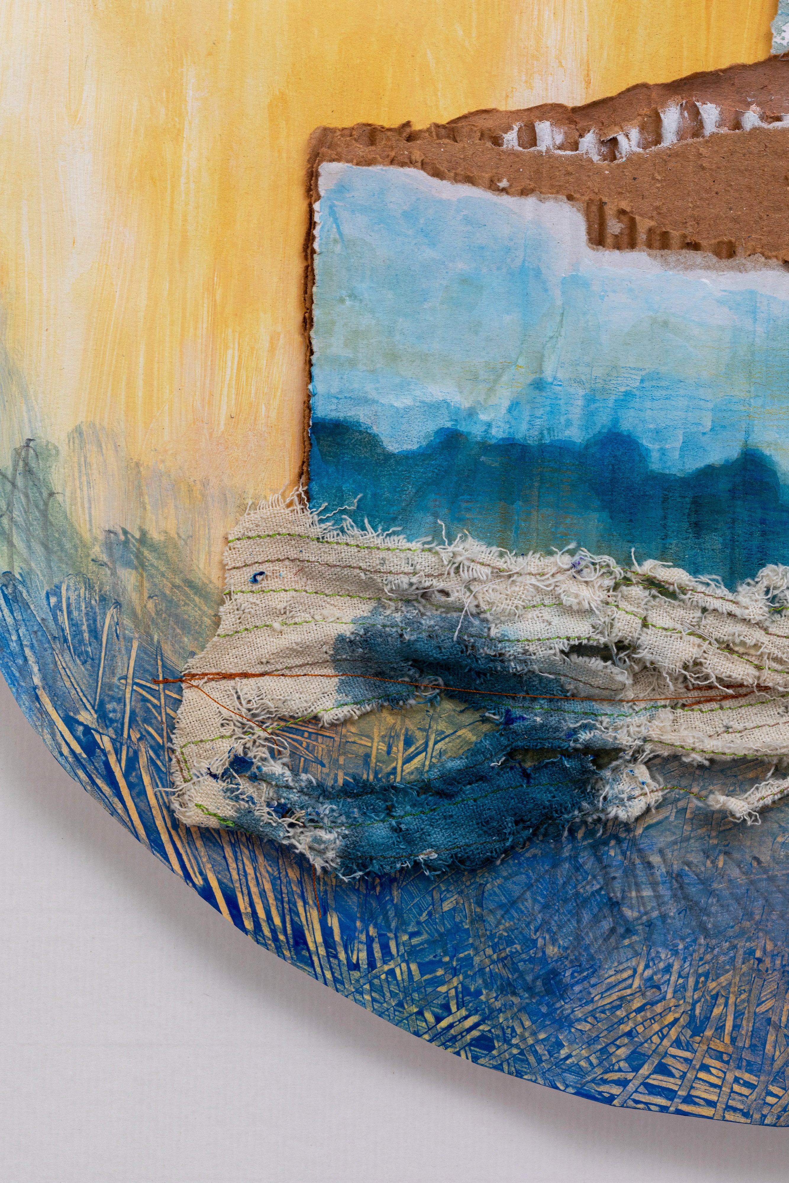 אמנות טקסטיל עגולה_ ענני מדבר