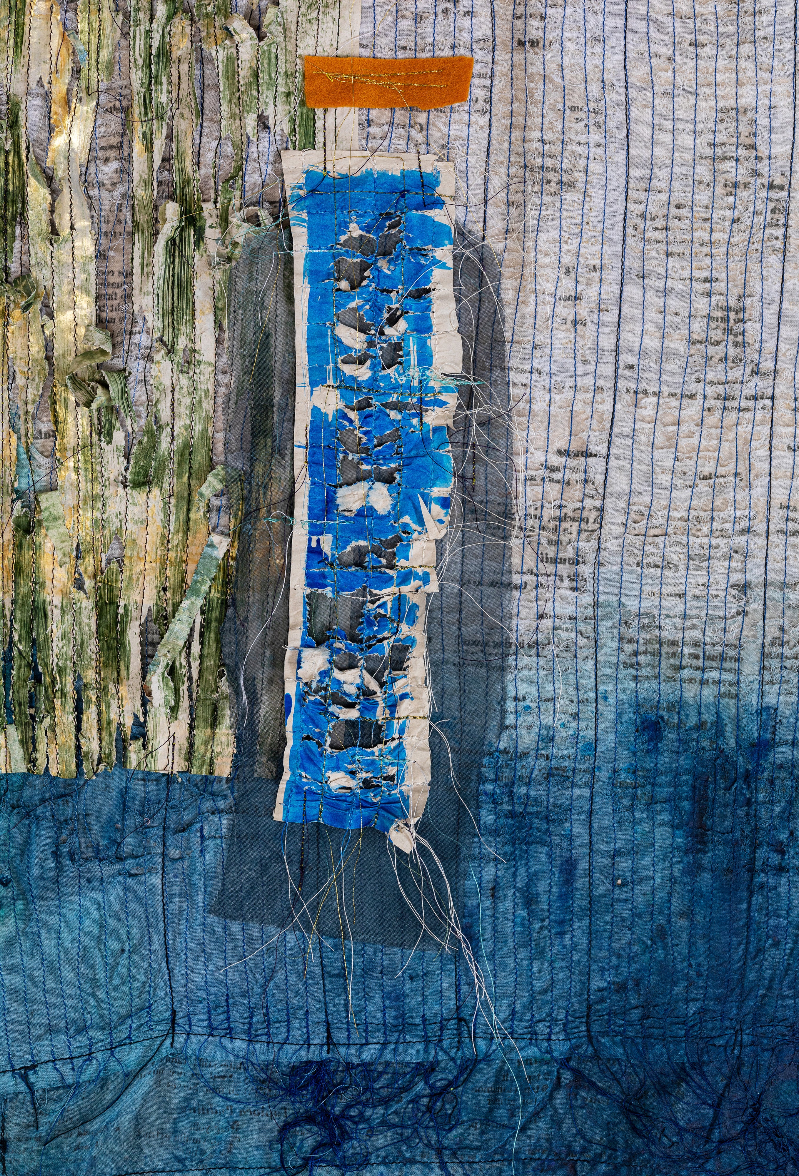 אור כחול – יצירת אמנות טקסטיל אבסטרקטית