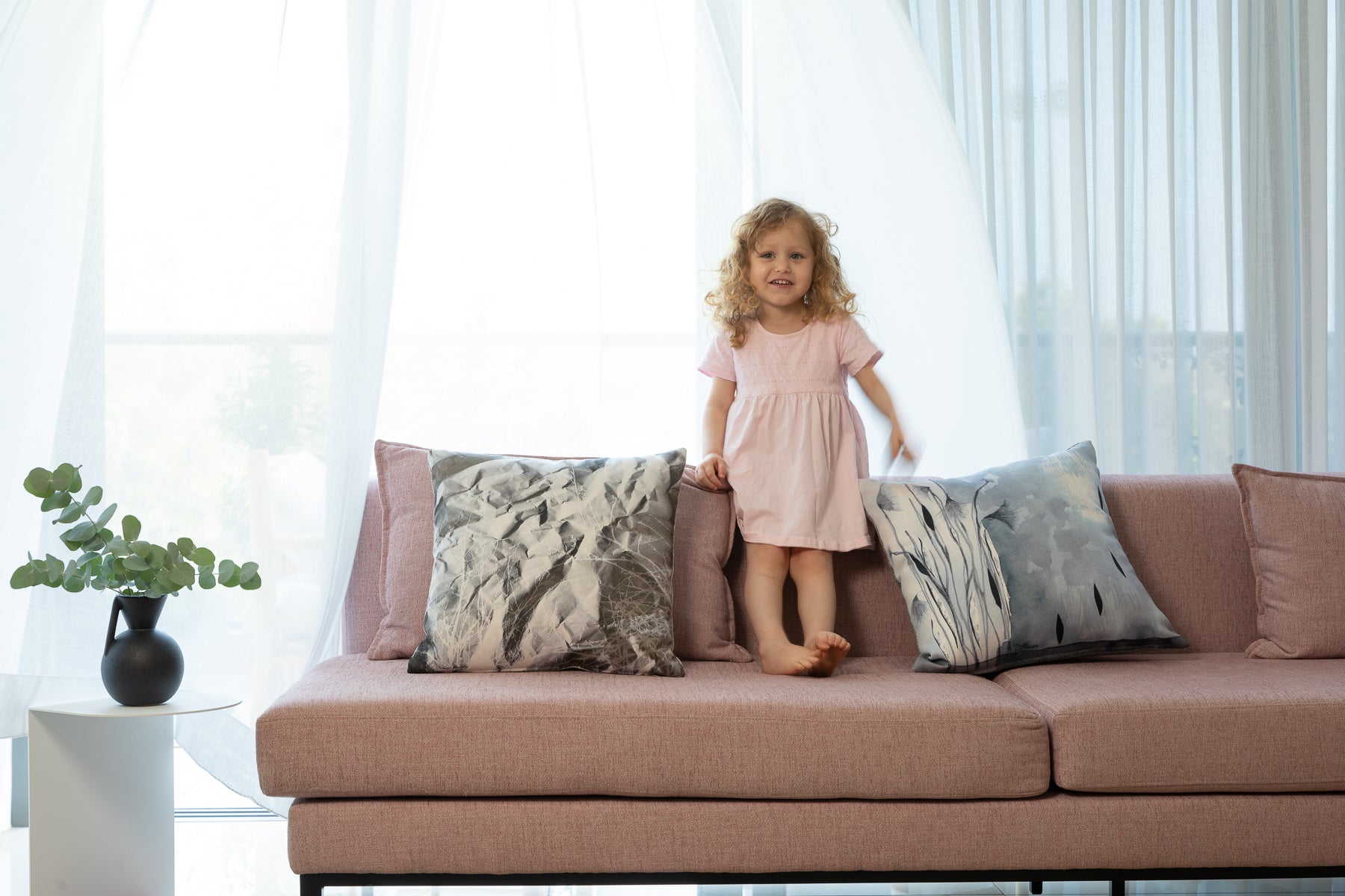 כרית מרובעת בגווני אבן אפורה