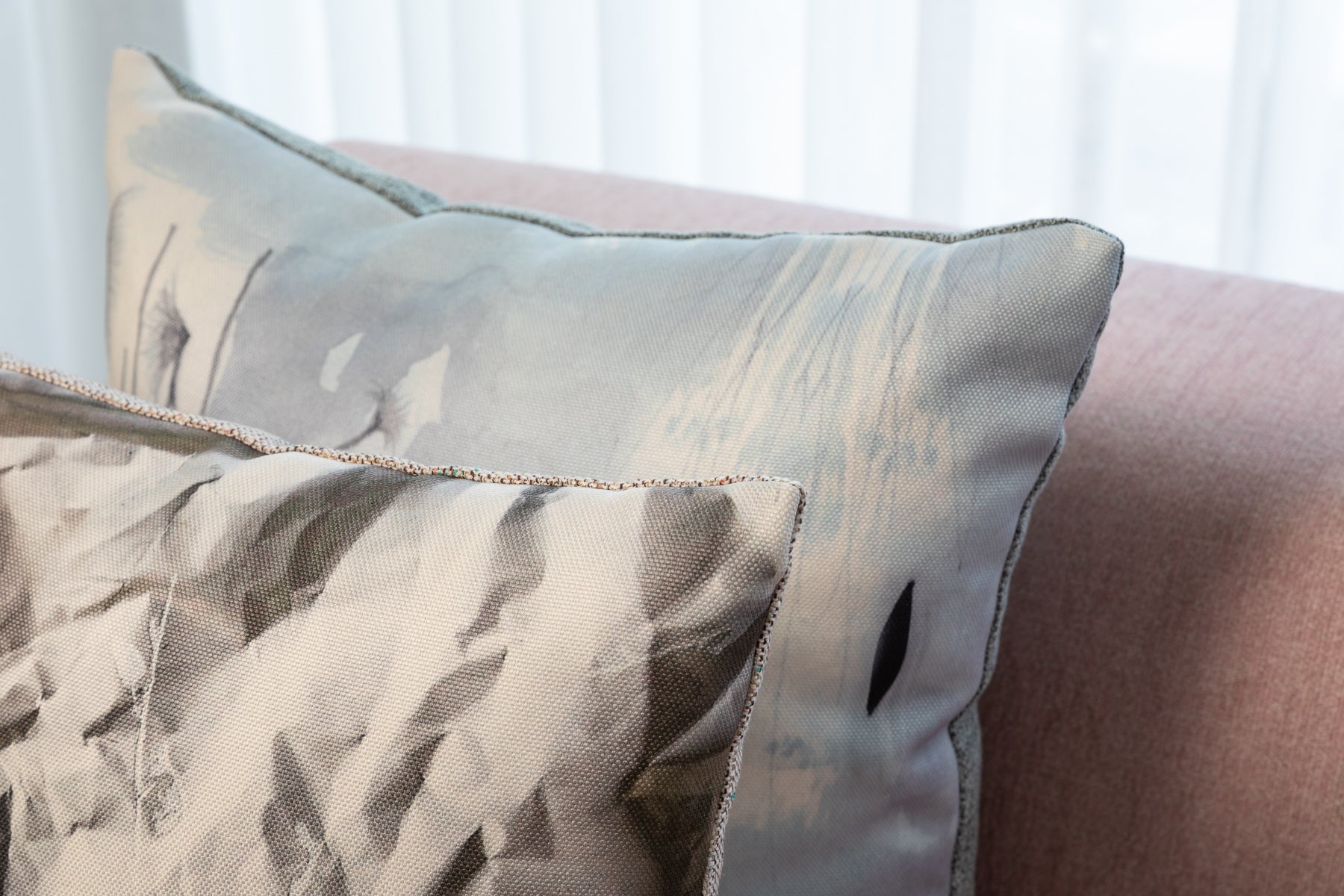 כרית מרובעת בגווני אבן אפורה