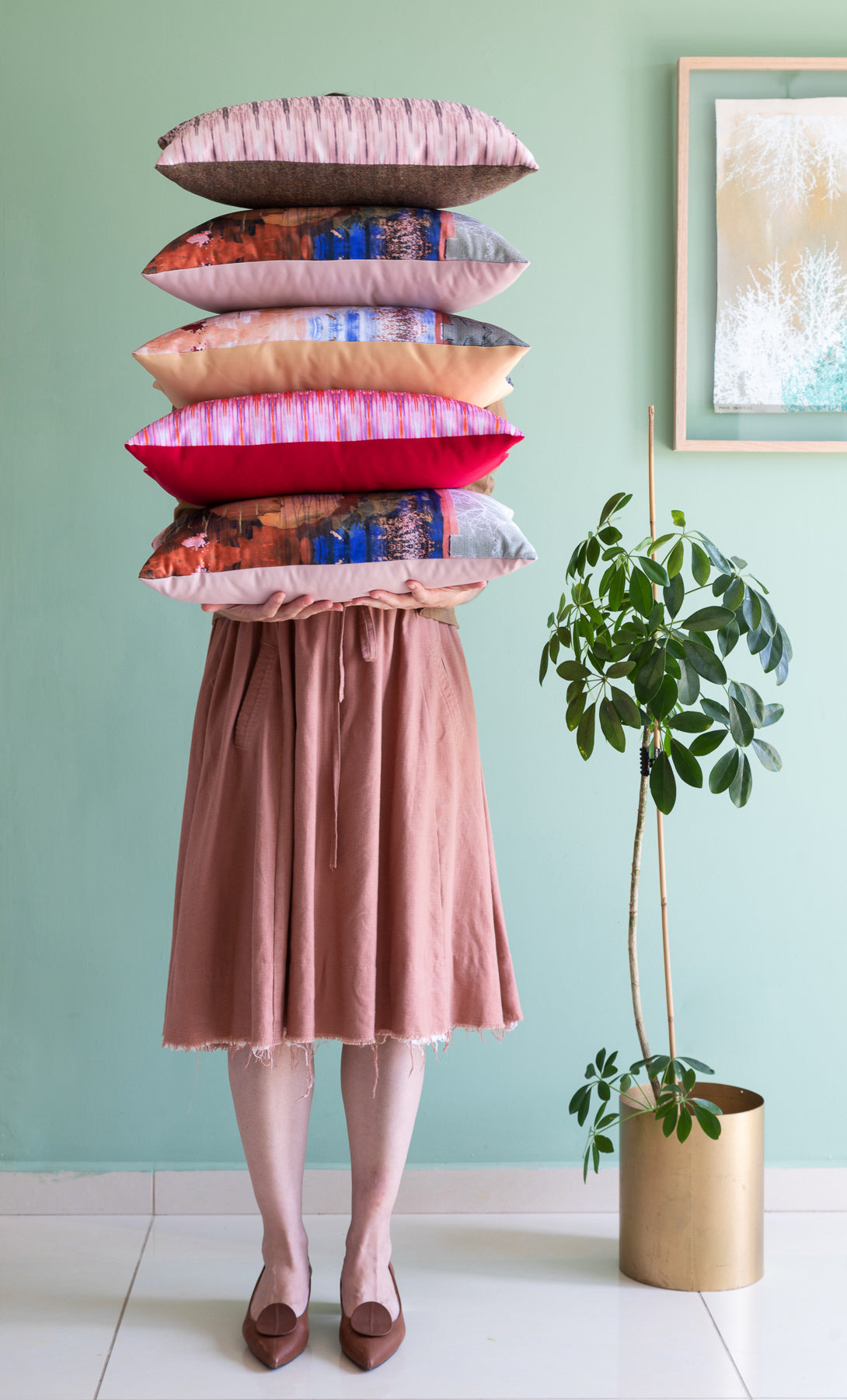 העצים הבהירים_כרית בגווני חמרה ופודרה