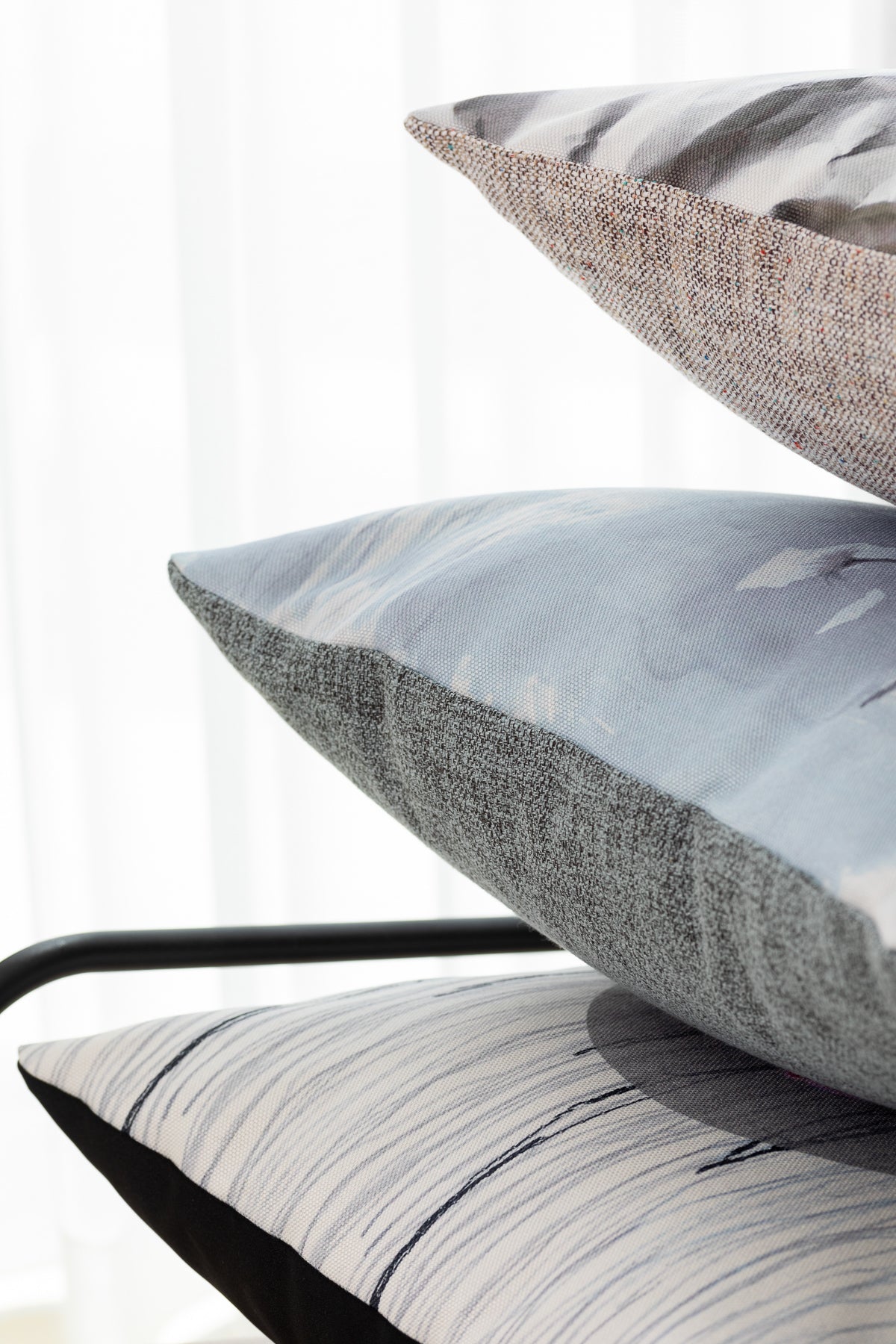 כרית מרובעת בגווני אבן אפורה