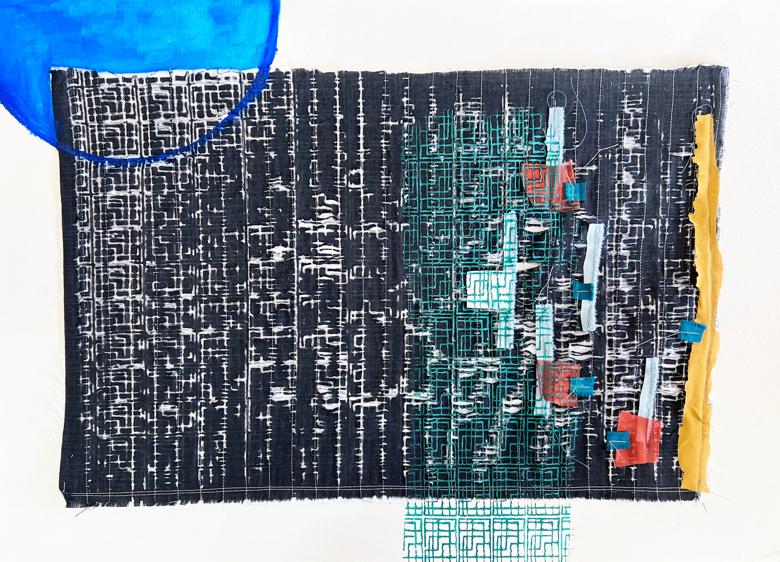 ירח כחול גדול- אמנות טקסטיל ייחודית