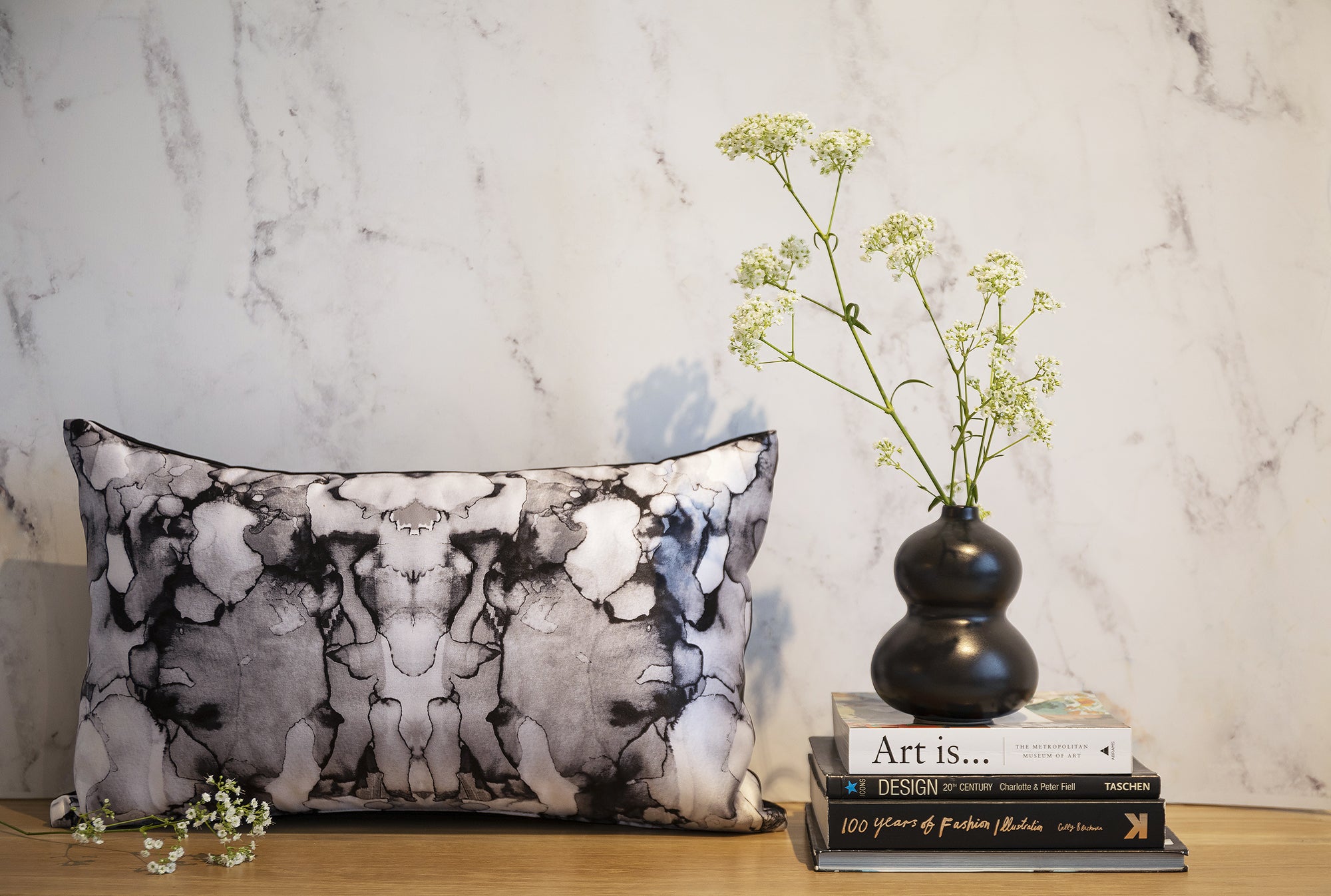 כרית אבסטרקט צבעי מים שחור לבן