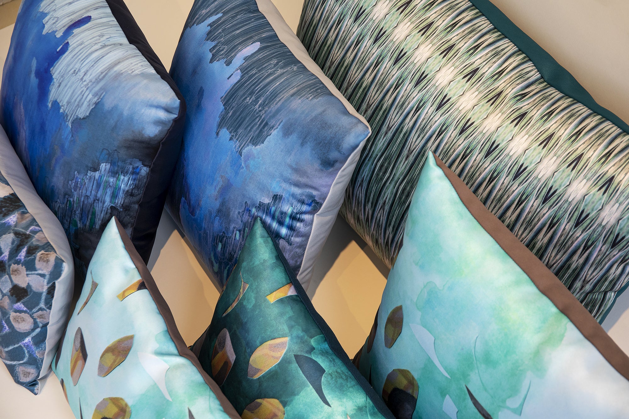 סט 2 כריות עם גווני כחול וירוק בהשראת האבנים של איסלנד